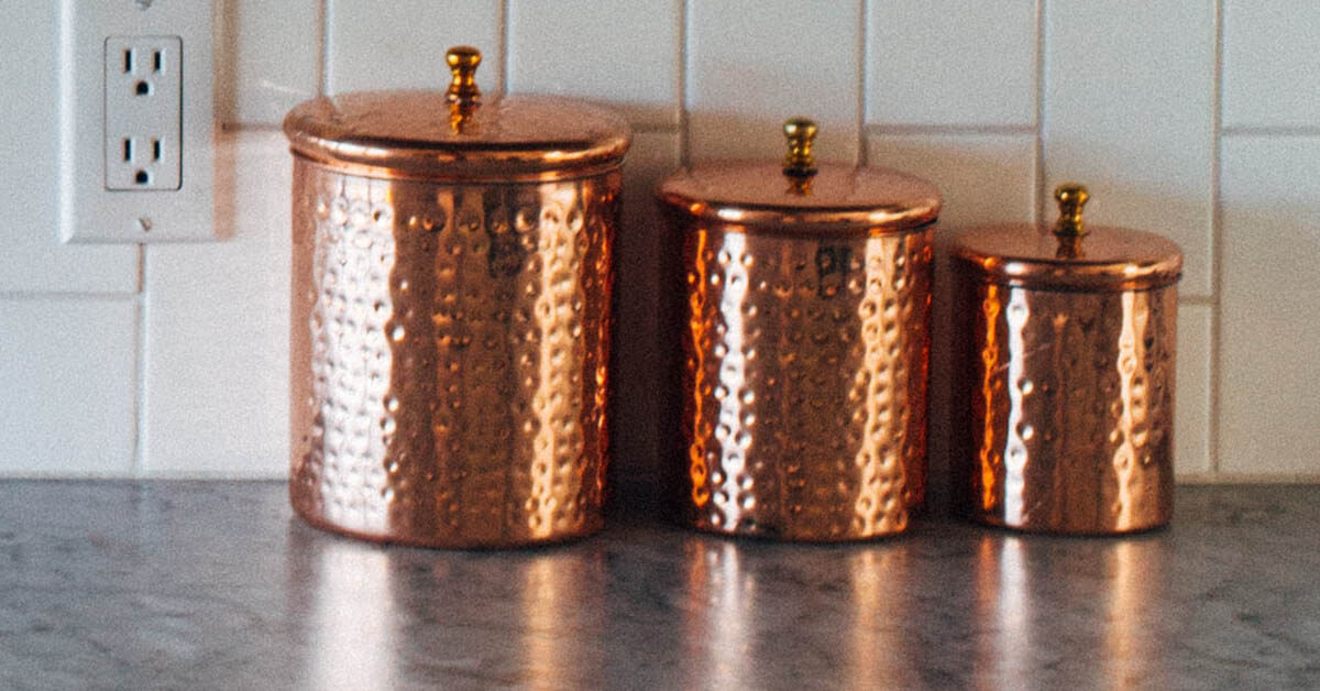 Canister to store coffee grounds or beans correctly and keep coffee fresh